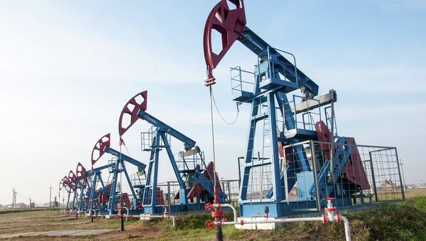 Нефтяные вышки. Архивное фото Нефтяные вышки. Архивное фото