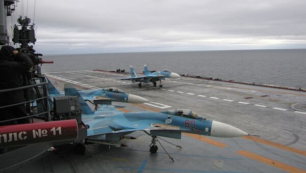 Самолеты на борту авианосца. Архивное фото Самолеты на борту авианосца. Архивное фото