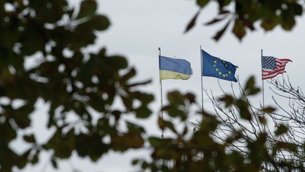 Флаги Украины, Европейского союза и Соединенных Штатов Америки. Архивное фото Флаги Украины, Европейского союза и Соединенных Штатов Америки. Архивное фото