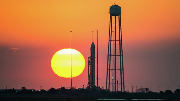 Ракета-носитель Antares с космическим грузовиком Cygnus. Архивное фото Ракета-носитель Antares с космическим грузовиком Cygnus. Архивное фото
