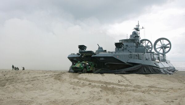 Тренировка по высадке морского и воздушного десанта. Архивное фото Тренировка по высадке морского и воздушного десанта. Архивное фото
