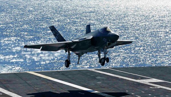 Американский истребитель F-35C садится на палубу авианосца Nimitz Американский истребитель F-35C садится на палубу авианосца Nimitz