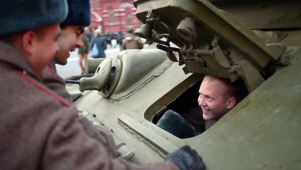 Военнослужащие на репетиции парада. Архивное фото Военнослужащие на репетиции парада. Архивное фото