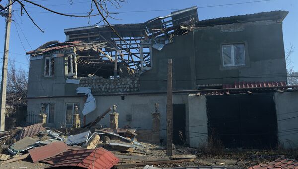 Дом, разрушенный в результате артиллерийского обстрела. Архивное фото Дом, разрушенный в результате артиллерийского обстрела. Архивное фото