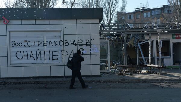 Разрушения в Донецке в результате артиллерийского обстрела украинскими силовиками Разрушения в Донецке в результате артиллерийского обстрела украинскими силовиками