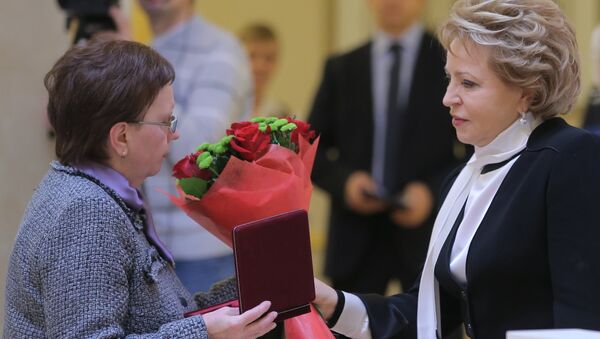 Председатель Совета Федерации РФ Валентина Матвиенко вручает Вере Николаевне Стениной орден Мужества, которого был удостоен ее сын фотокорреспондент МИА Россия сегодня Андрей Стенин, погибший на востоке Украины Председатель Совета Федерации РФ Валентина Матвиенко вручает Вере Николаевне Стениной орден Мужества, которого был удостоен ее сын фотокорреспондент МИА Россия сегодня Андрей Стенин, погибший на востоке Украины
