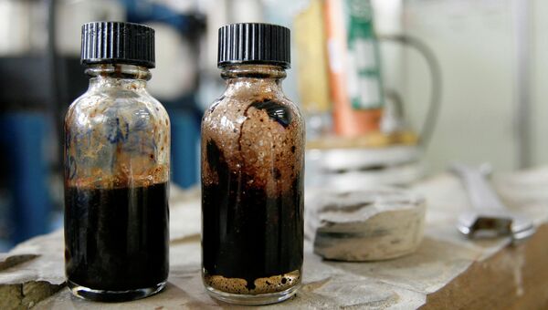 Банки с пробами из нефтяного месторождения Банки с пробами из нефтяного месторождения