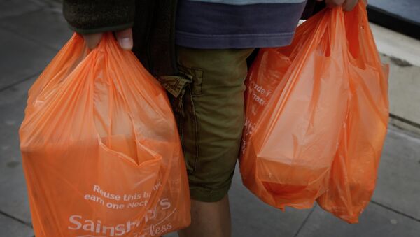 Человек с пакетами, заполненными продуктами в Лондоне. Архивное фото Человек с пакетами, заполненными продуктами в Лондоне. Архивное фото