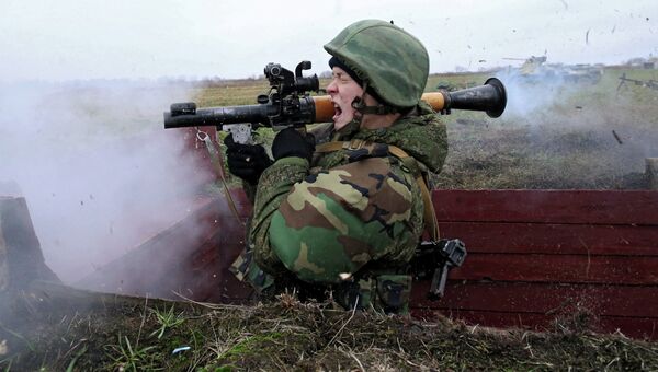 Военнослужащий стреляет из гранатомета. Архивное фото Военнослужащий стреляет из гранатомета. Архивное фото