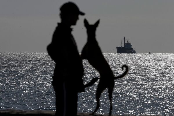 Буксировка судна с сотнями нелегальных мигрантов в Греции Буксировка судна с сотнями нелегальных мигрантов в Греции