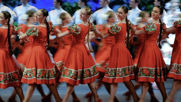 Артисты Государственного академического ансамбля народного танца имени Игоря Моисеева. Архивное фото Артисты Государственного академического ансамбля народного танца имени Игоря Моисеева. Архивное фото
