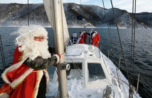 Участники яхт-клуба Шкипер одетые как Деды Морозы на реке Енисей возле Красноярска Участники яхт-клуба Шкипер одетые как Деды Морозы на реке Енисей возле Красноярска