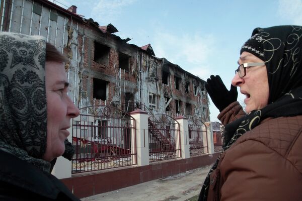 Женщины у поврежденной школы №20 в центре Грозного Женщины у поврежденной школы №20 в центре Грозного