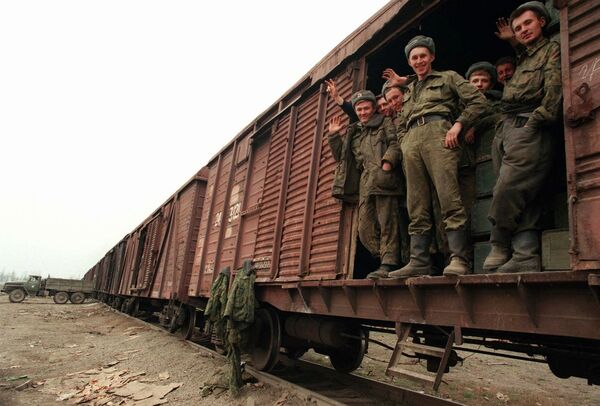 Солдаты в вагоне поезда в Ханкале во время вывода войск РФ из Чечни Солдаты в вагоне поезда в Ханкале во время вывода войск РФ из Чечни