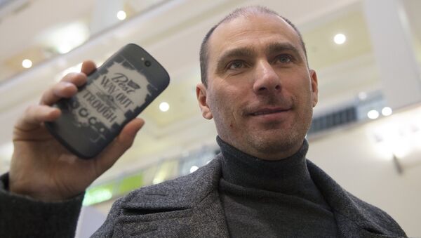Генеральный директор Yota Devices Влад Мартынов с образцом нового смартфона YotaPhone 2, архивное фото Генеральный директор Yota Devices Влад Мартынов с образцом нового смартфона YotaPhone 2, архивное фото
