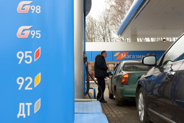 Мужчина заправляет свой автомобиль на одной из автозаправочных станций Газпромнефть Мужчина заправляет свой автомобиль на одной из автозаправочных станций Газпромнефть