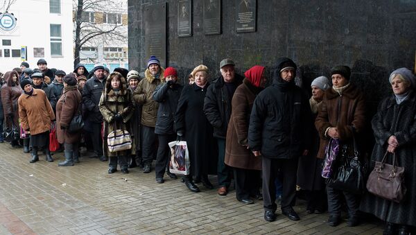 Пенсионеры в очереди за выплатами в Донецке, Украина. Архивное фото Пенсионеры в очереди за выплатами в Донецке, Украина. Архивное фото