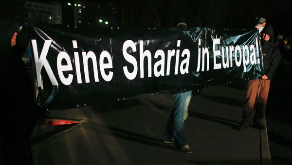 Баннер Нет шариату в Европе на антиисламской акции в Дрездене Баннер Нет шариату в Европе на антиисламской акции в Дрездене