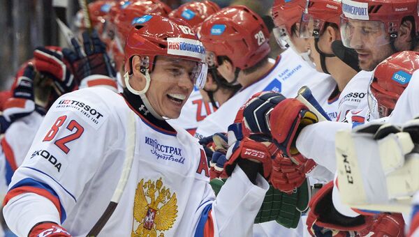 Игрок сборной России Евгений Медведев радуется забитому голу в матче второго этапа Еврохоккейтура 2014/15 Игрок сборной России Евгений Медведев радуется забитому голу в матче второго этапа Еврохоккейтура 2014/15