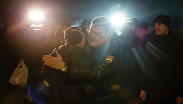 Президент Украины Петр Порошенко встречает силовиков, которые были освобождены из плена. 27 декабря 2014 Президент Украины Петр Порошенко встречает силовиков, которые были освобождены из плена. 27 декабря 2014
