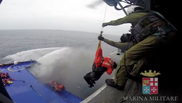 Подъем пассажира парома Norman Atlantic на борт вертолета. Кадр из видео Marina Militare Подъем пассажира парома Norman Atlantic на борт вертолета. Кадр из видео Marina Militare