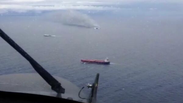 Вид на горящий паром Norman Atlantic с борта вертолета. Кадр из видео ВВС Италии Вид на горящий паром Norman Atlantic с борта вертолета. Кадр из видео ВВС Италии