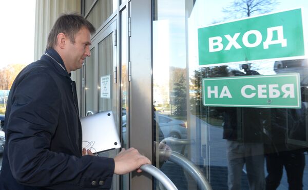 Алексей Навальный перед заседанием суда по делу Ив Роше Алексей Навальный перед заседанием суда по делу Ив Роше