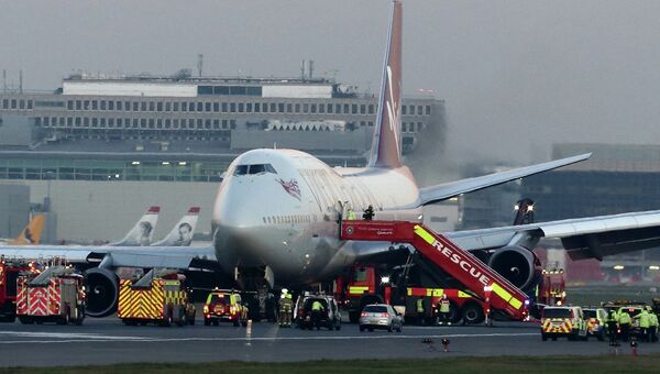 Пассажирский самолет Boeing 747 авиакомпании Virgin Atlantic, совершивший аварийную посадку в лондонском аэропорту Гатвик Пассажирский самолет Boeing 747 авиакомпании Virgin Atlantic, совершивший аварийную посадку в лондонском аэропорту Гатвик