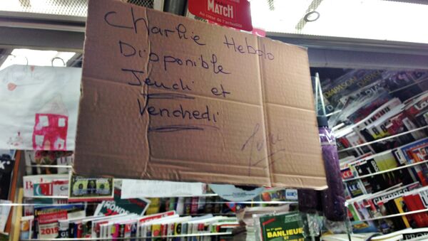 Надпись Журнал Charlie Hebdo будет завтра в газетном киоске Парижа. Архивное фото Надпись Журнал Charlie Hebdo будет завтра в газетном киоске Парижа. Архивное фото