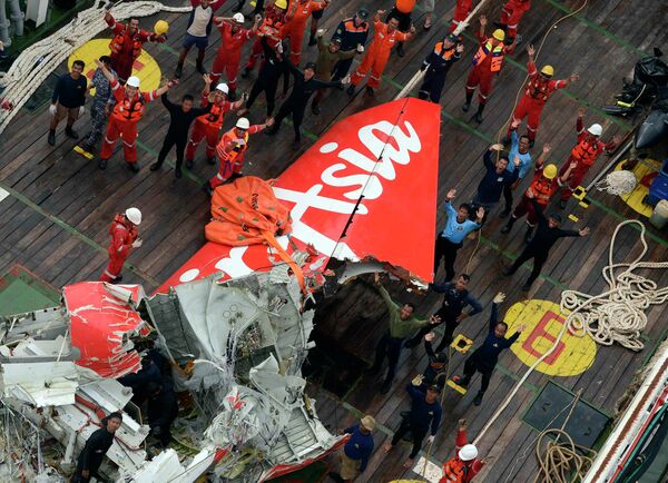 Операция по подъему обломков лайнера AirAsia Операция по подъему обломков лайнера AirAsia