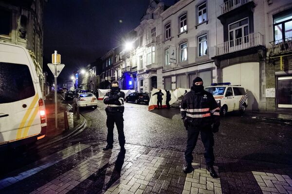 Сотрудники полиции Бельгии во время антитеррористической операции в городе Вервье. 15 января 2015 Сотрудники полиции Бельгии во время антитеррористической операции в городе Вервье. 15 января 2015