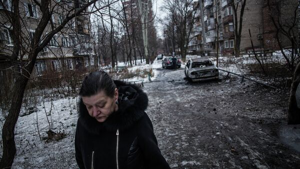 Женщина на улице в Донецке после обстрела украинскими силовиками. Архивное фото Женщина на улице в Донецке после обстрела украинскими силовиками. Архивное фото