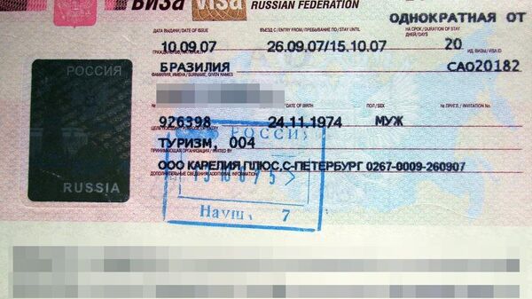 Виза РФ в паспорте иностранного гражданина. Архивное фото Виза РФ в паспорте иностранного гражданина. Архивное фото
