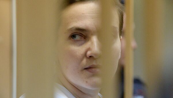 Украинская летчица Надежда Савченко, обвиняемая в причастности к убийству российских журналистов, во время заседания в Басманном суде Москвы. Архивное фото Украинская летчица Надежда Савченко, обвиняемая в причастности к убийству российских журналистов, во время заседания в Басманном суде Москвы. Архивное фото