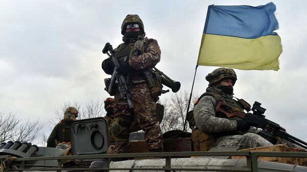 Украинские военные на бронетранспортере в районе Дебальцево, Донецкая область 