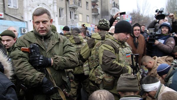 Глава ДНР Александр Захарченко на месте обстрела остановки в Донецке. Архивное фото Глава ДНР Александр Захарченко на месте обстрела остановки в Донецке. Архивное фото