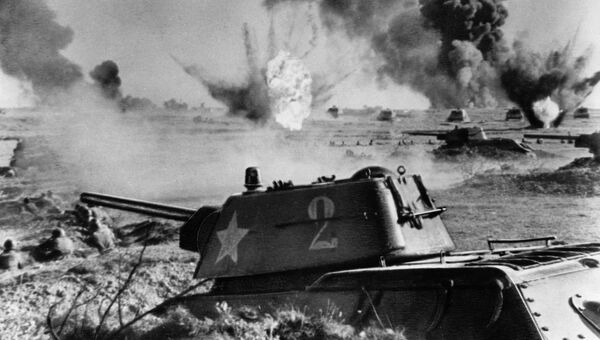 Советский танк Т-34 в бою во время Сталинградской битвы Советский танк Т-34 в бою во время Сталинградской битвы