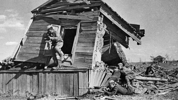Русские солдаты во время боя в разрушенном доме. Сталинградская битва Русские солдаты во время боя в разрушенном доме. Сталинградская битва