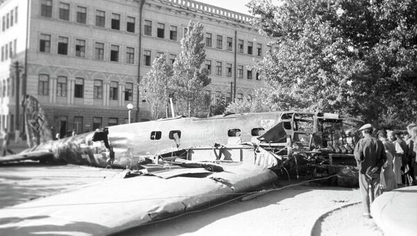 Сбитый бомбардировщик на центральной площади Сталинграда. Август 1942 Сбитый бомбардировщик на центральной площади Сталинграда. Август 1942