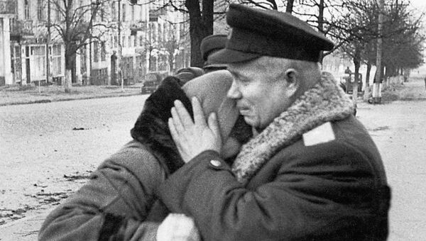 Никита Хрущев обнимает жительницу Сталинграда Никита Хрущев обнимает жительницу Сталинграда