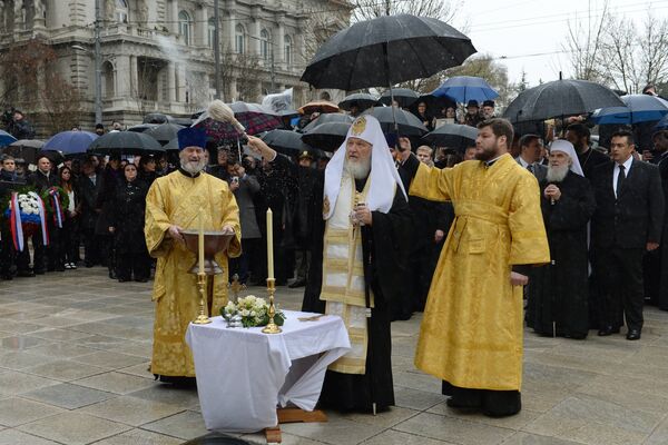 Патриарх Московский и всея Руси Кирилл проводит обряд освящения на церемонии открытия памятника последнему императору России Николаю Второму в Белграде Патриарх Московский и всея Руси Кирилл проводит обряд освящения на церемонии открытия памятника последнему императору России Николаю Второму в Белграде