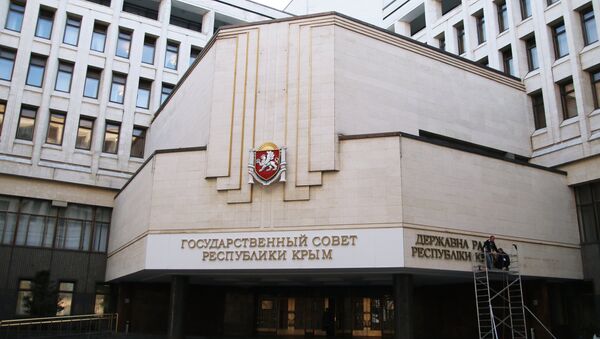 Рабочие крепят на фасад Государственного совета Республики Крым название парламента на украинском языке в городе Симферополе. Архивное фото Рабочие крепят на фасад Государственного совета Республики Крым название парламента на украинском языке в городе Симферополе. Архивное фото