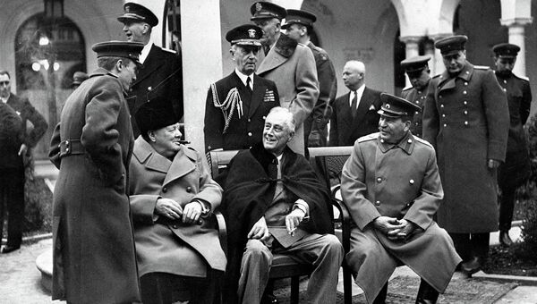 Премьер-министр Великобритании Уинстон Черчилль, Президент США Франклин Делано Рузвельт и Маршал СССР Иосиф Виссарионович Сталин на Ялтинской конференции. 1945 Премьер-министр Великобритании Уинстон Черчилль, Президент США Франклин Делано Рузвельт и Маршал СССР Иосиф Виссарионович Сталин на Ялтинской конференции. 1945