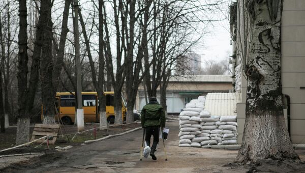 Ополченец ДНР на территории первого военного госпиталя Донецка. Архивное фото Ополченец ДНР на территории первого военного госпиталя Донецка. Архивное фото