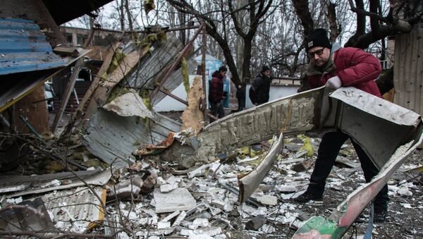 Последствия обстрелов в Донецке. Архивное фото Последствия обстрелов в Донецке. Архивное фото