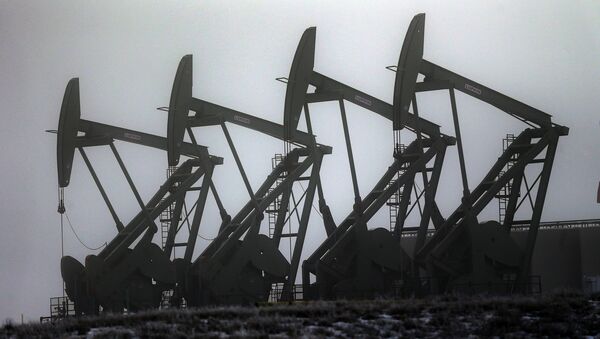 Нефтяные вышки. Архивное фото. Нефтяные вышки. Архивное фото.