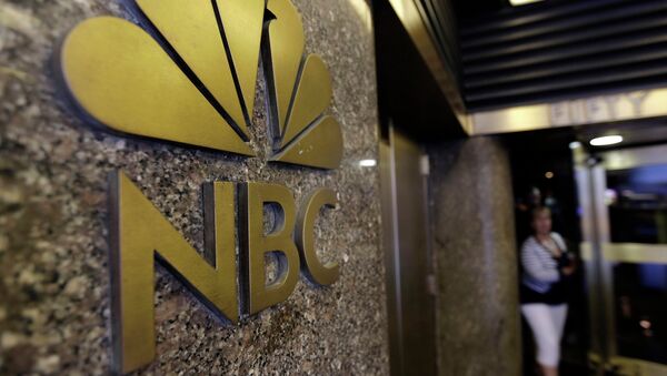 Эмблема канала NBC, Рокфеллеровский центр, Нью-Йорк. Архивное фото Эмблема канала NBC, Рокфеллеровский центр, Нью-Йорк. Архивное фото