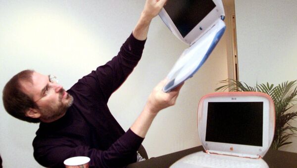 Стив Джобс и ноутбук iBook. 1999 год Стив Джобс и ноутбук iBook. 1999 год