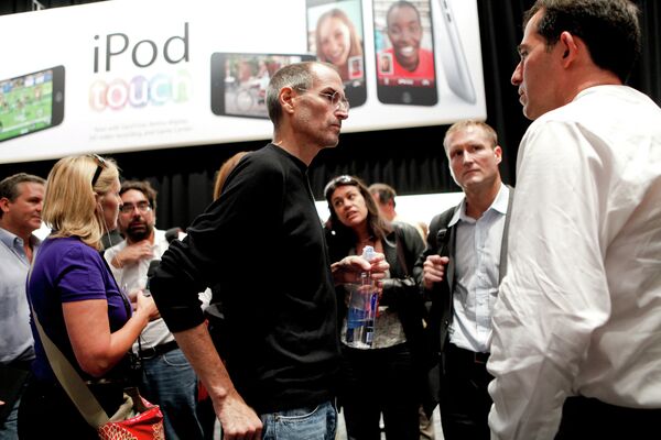 Исполнительный директор Apple Стив Джобс общается с журналистами. Сан-Франциско, 2010 год Исполнительный директор Apple Стив Джобс общается с журналистами. Сан-Франциско, 2010 год