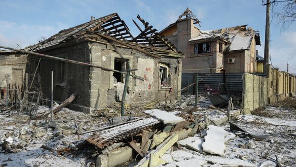 Разрушенные в результате обстрела дома в поселке Октябрьский в Донецке. Архивное фото Разрушенные в результате обстрела дома в поселке Октябрьский в Донецке. Архивное фото